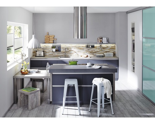 Ljust kök med köksö, barstolar och matbord för en vänlig atmosfär