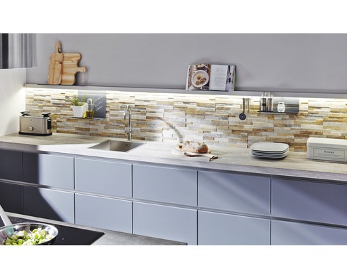 Kök med diskho, kran, köksredskap och dekorativa föremål