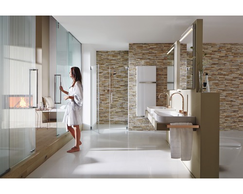 Ljust badrum med dusch, tvättställ och öppen spis för en avkopplande atmosfär