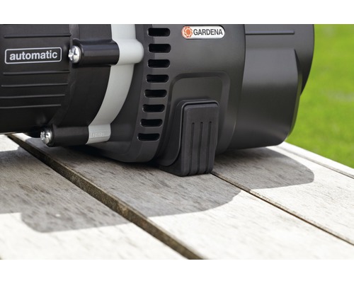 Detaljvy av Gardena hushållsvattenautomat på träbord