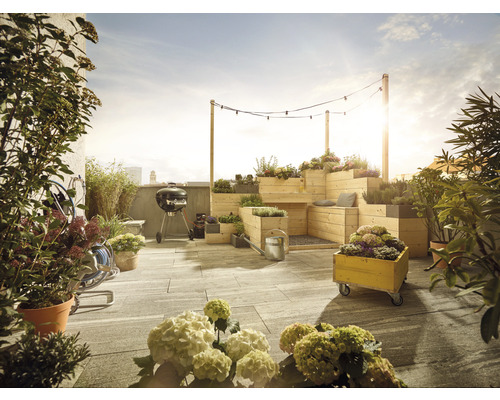 Anlagd takträdgård med träelement, grill och växter