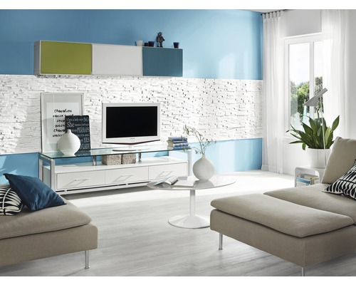 Vardagsrum med TV, soffa och vita möbler i modern design