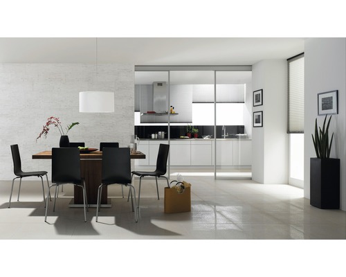 Modern matsal med träbord, svarta stolar och öppet kök