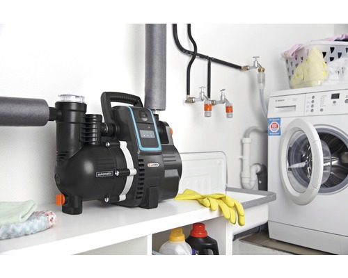 Gardena hushållsvattenverk i tvättstugan bredvid tvättmaskin och handfat