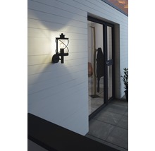 Belyst yttervägglampa i lyktstil på en husvägg