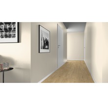 Hall med laminatgolv, vita dörrar och inramade bilder på väggen