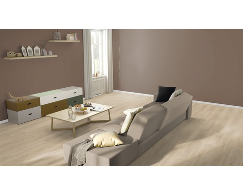 Vardagsrum med soffa, bord och byrå