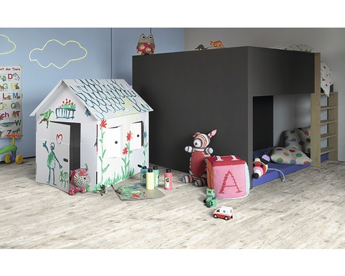 Barnrum med loftsäng och målad lekhydda av kartong