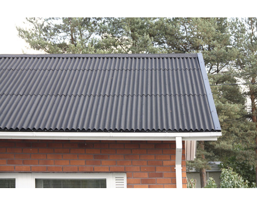 Närbild av ett tak med korrugerad plåt och en takränna.