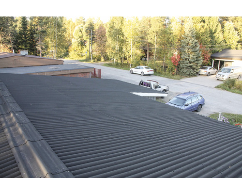 Översikt över ett hustak med korrugerade plattor