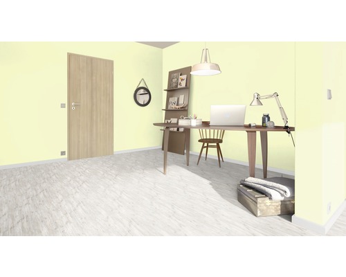 Kontor med skrivbord, stol, hylla, lampa och dörr.