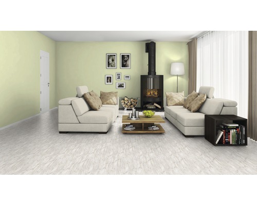 Vardagsrum med soffa, kamin, soffbord och golv