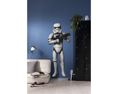 Star Wars Stormtrooper figur i vardagsrum med soffa och skåp