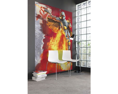 Rumsdesign med motivtapet, två vita stolar och en golvlampa