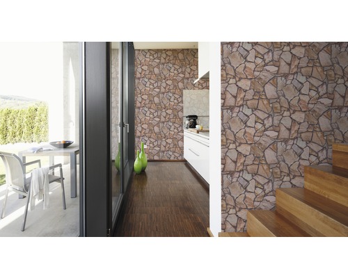 Rumsöversikt med stentapet, trägolv och tillgång till terrassen