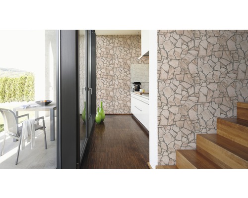 Interiör med tapet i stenimitation, trägolv och trappa