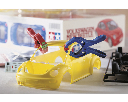 Gul Volkswagen New Beetle kaross med verktygsklämmor för modellbygge
