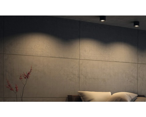 Sovrum med takspotlights för belysning