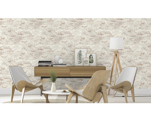 Vardagsrum med non-woven tapet i stenlook, träbord, golvlampa och stolar.