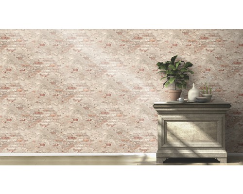 Ljust rum med tapet i tegelstensmönster och byrå