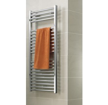 Handdukstork med handduk i badrummet.