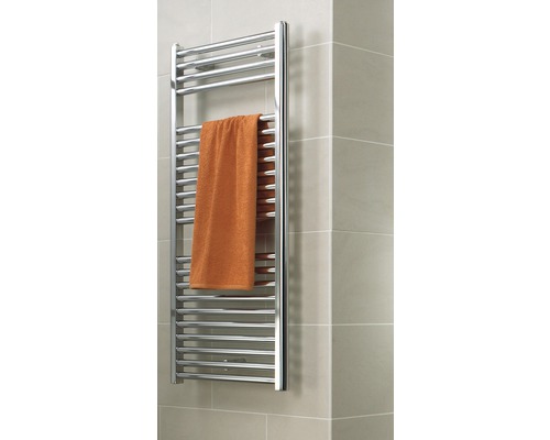 Handdukstork med handduk i badrummet.