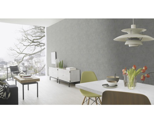 Vardagsrum med matbord, stolar, byrå och stort fönster med utsikt över staden.