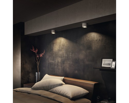 Sovrum med säng och två taklampor