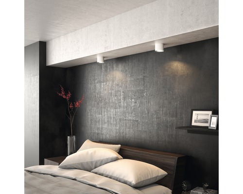 Sovrum med säng och taklampor