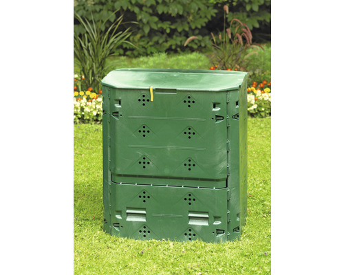 Kompostbehållare av plast i trädgården