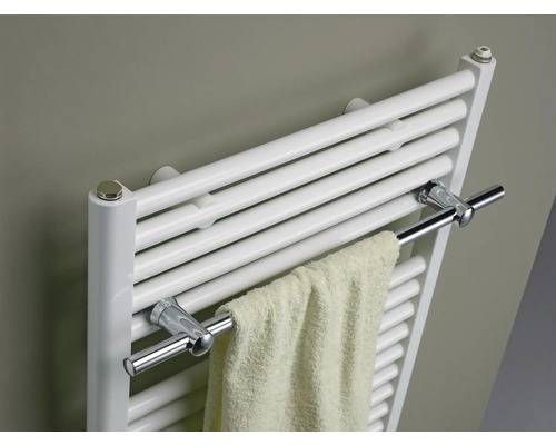 Vit badrumsradiator med handduk och handdukshållare