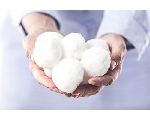 Händer håller bomullsbollar