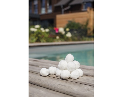 Flera bollar på träyta utomhus