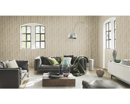 Vardagsrum med soffa, fåtölj, träbord och väggtapet i trälook