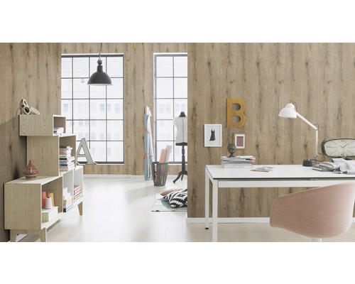 Vardagsrum med träpaneler, skrivbord och hyllor