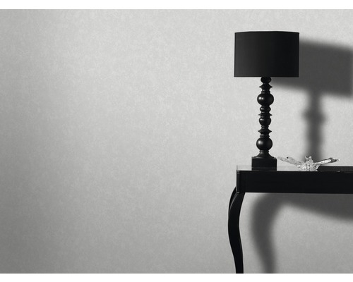 Ljus tapet i interiör med bord och lampa