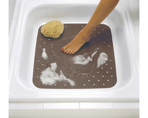 Duschkar med badmatta, badsvamp och fot