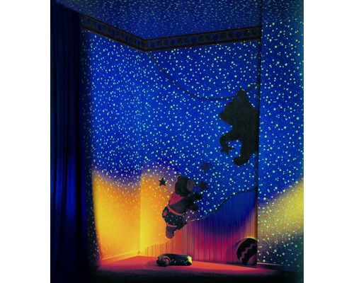 Barnrum med stjärnhimmelstapet och björnmotiv på väggen