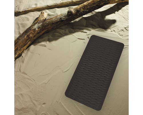 Rektangulär, mörk badkarsmatta med vågmönster på ljus bakgrund