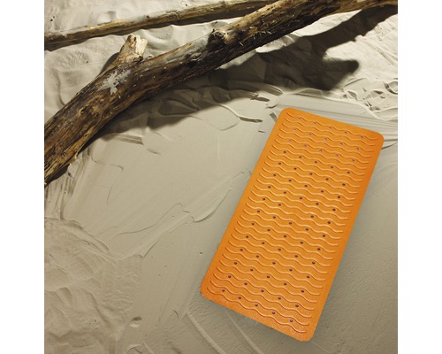 Orange badrumsmatta med nabbar på sand