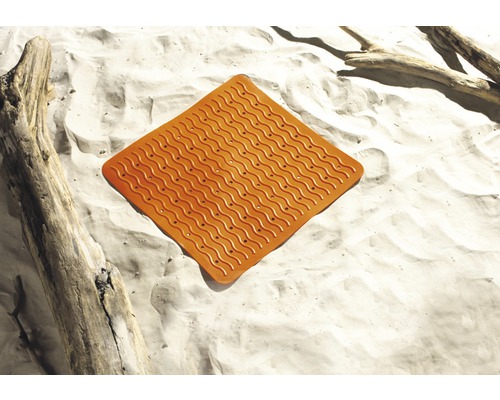 Fyrkantig duschmatta med vågmönster och sugproppar på sand