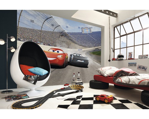Barnrum med racerbilstapet, äggstol och bilbana