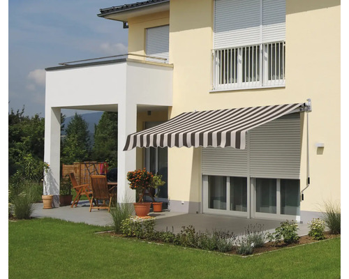 Husfasad med markis och rullgardin för terrass