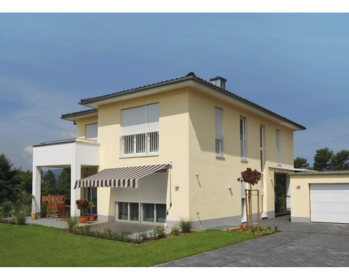 Hus med markis och rullgardiner