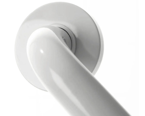 Detaljvy av ett vitt badrumsstödhandtag