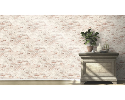 Vardagsrum med tapet i tegelstenslook och byrå med växter