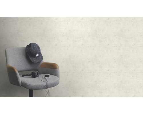 Scen med stol, keps, hörlurar och musikspelare framför en vägg