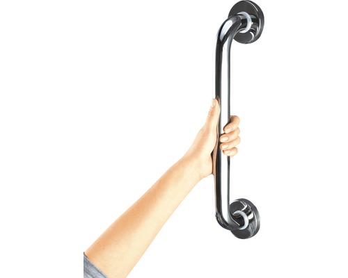 En hand håller ett handtag i rostfritt stål.