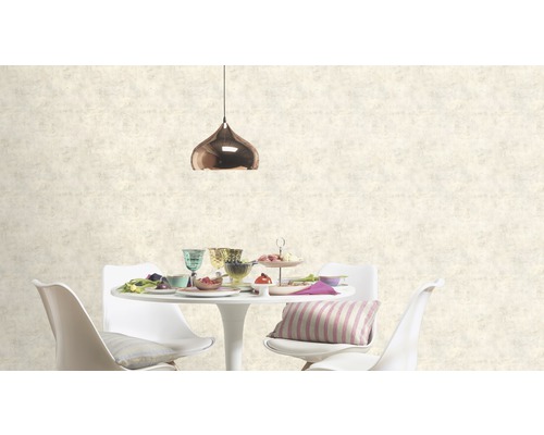 Miljöbild med matbord, stolar, porslin och en taklampa framför en vägg med tapeter.