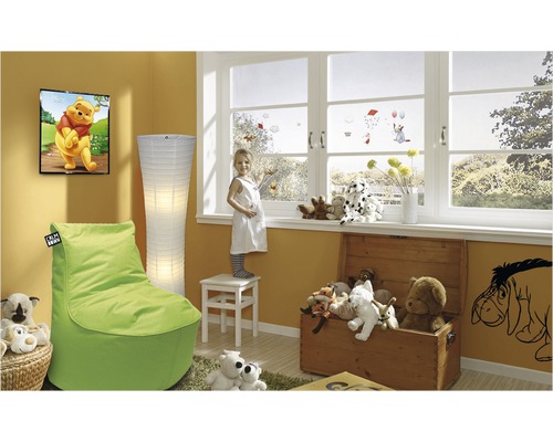 Barnrum med sittsäck, golvlampa, fönsterdekoration och väggmålning